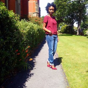 Burgundy top with matching heels & boyfriend jeans 4