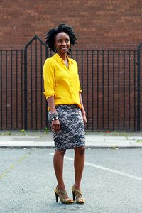 How to style a yellow top