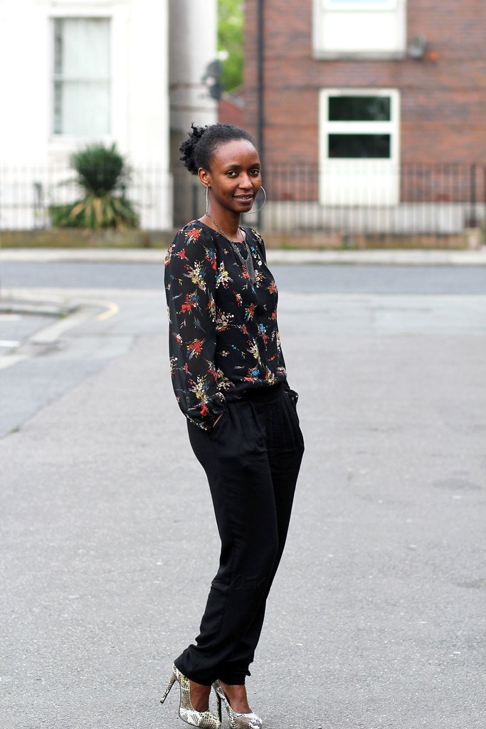 How to look chic in drop-crotch pants and floral top/: Mixing prints