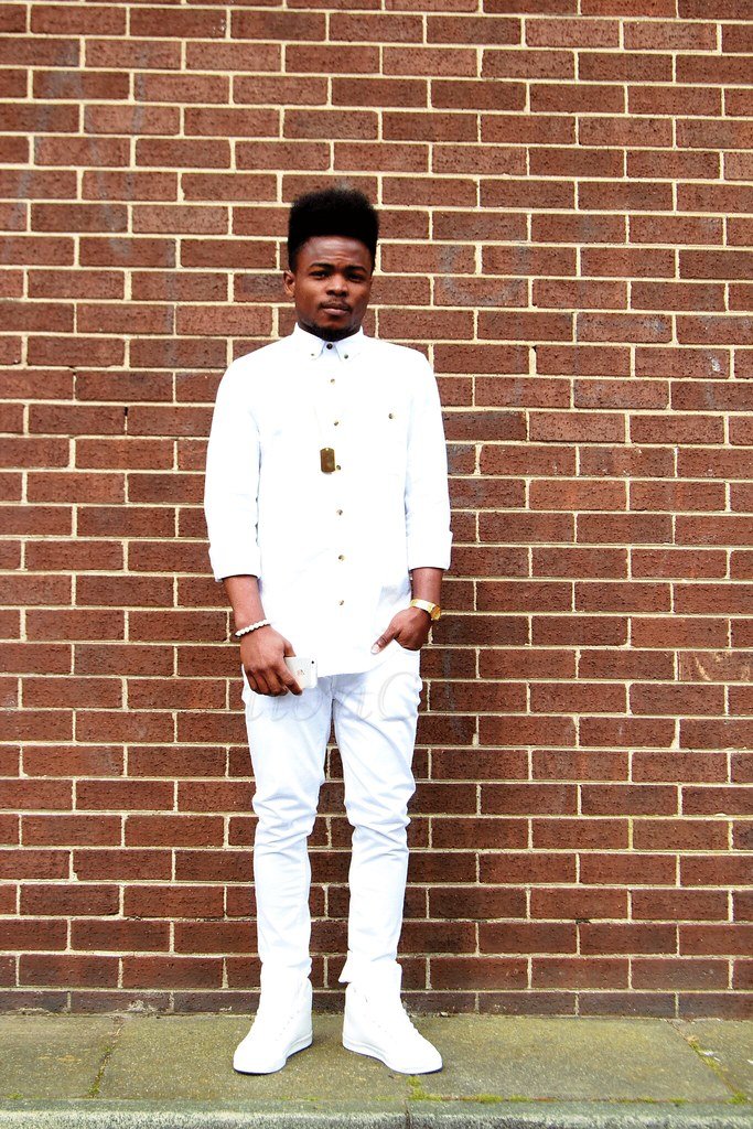 Men's All White Outfit: White shirt, white jeans, white hi-top sneakers & a dog tag necklace - Spring-summer trend
