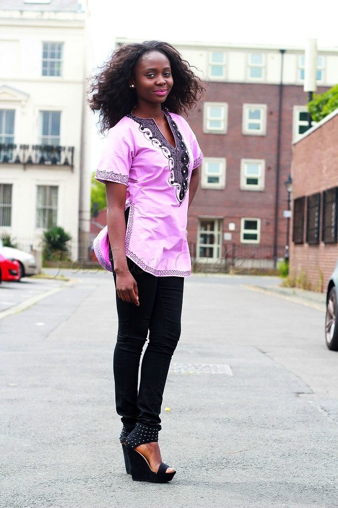 Women’s purple embroidered V-neck kaftan shirt with black skinny jeans & wedges: street style