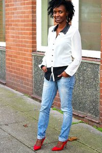 How to wear Washed out boyfriend jeans with red stiletto heels
