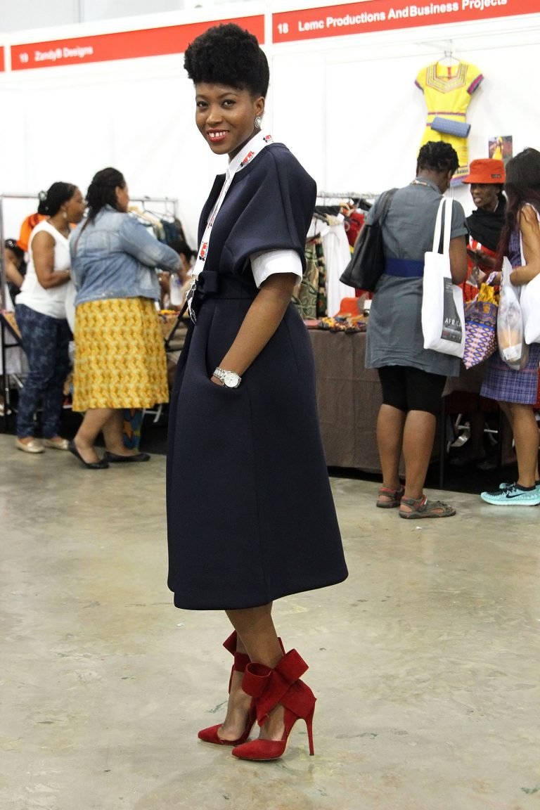 Short sleeve long coat & red Aminah Abdul Jillil bow pumps